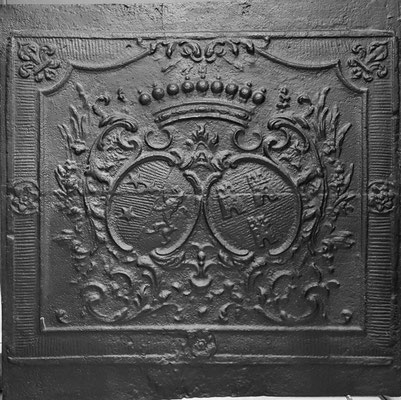  Inv.-Nr. 54   Allianzwappen Abtei Fraulautern - Marie-Therese Freifrau von Saintignon - Namur,  Kaminplatte 79 x 69 cm, Dillingen, um 1735 