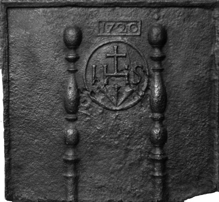  Inv.-Nr. 138   Jesusmonogramm, Kaminplatte 61 x 67 cm, Lothringen, dat. 1720 