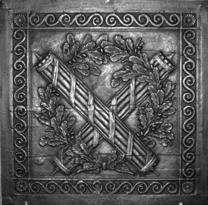 Inv.-Nr. 335   Liktorenbündel,  Kaminplatte 70 x 70 cm, Hayange, um 1790   
