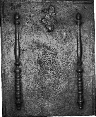  Inv.-Nr. 276   Säulen der Standhaftigkeit, mit Blumenvase  Kaminplatte xx x xx cm, Lothringen, 18. Jh.