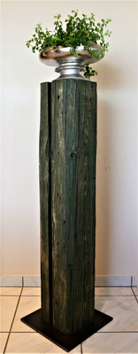 O111 Stehle grün gefärbt Tanne/Fichte, Oberseite geschliffen, H 104 cm, auf Stahlplatte 30 x 30 cm
