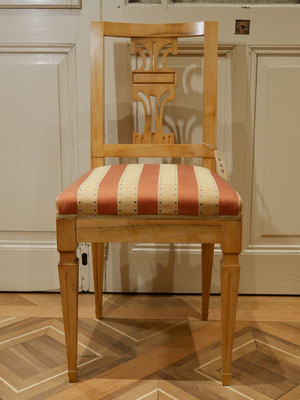 S39 Stuhl (Musterbild) Louis Seize Replikat, gepolstert, zierlich, Nussbaum (auch in Kirsche) H900xB400xT400 SH500mm, weiß/roh gepolstert 