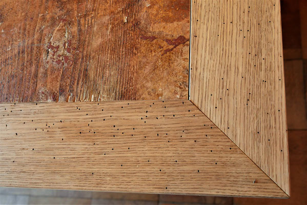 T48 Quadratischer Tisch, Platte in Altholz gefasst in alter Eiche, Untergestell über Eck in Metall, H 760 x B 1560x1560mm