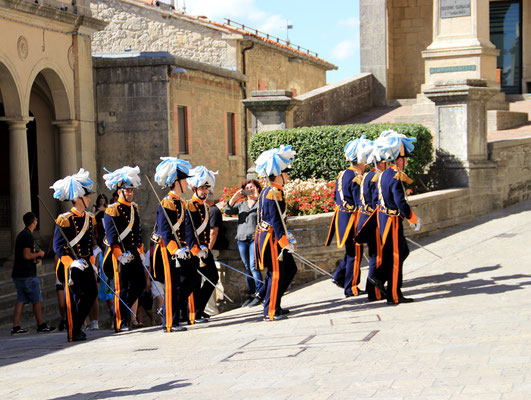 Guardia di Rocca (Festungswache) - Die Wachablösung findet während der Sommermonate von Mai bis Ende September, von 8.30 bis 18.30 stündlich zur halben Stunde statt. 