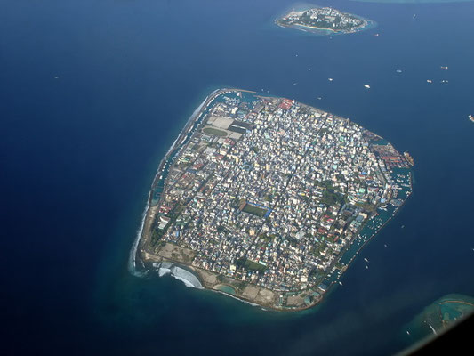 Malé ist die Hauptstadt und das wirtschaftliche Zentrum der Malediven. Die 123.400 Einwohner zählende  Stadt besteht aus der gleichnamigen Hauptinsel Mal é im Süden des Nord-Malé-Atolls sowie aus den drei Inseln Villingili, Hulhumalé und Hulhulé