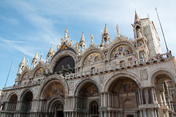 Basilica di San Marco - Der weltberühmte Markusdom ist die wichtigste Kirche in Venedig. Die heutige Kirche wurde Ende des 11. Jahrhunderts erbaut. 