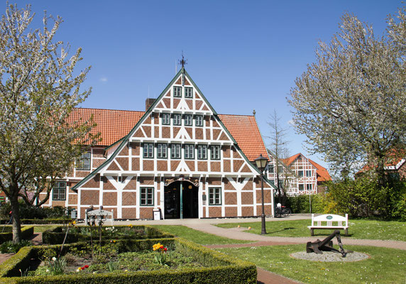 Rathaus in Jork - Gemeinde südwestlich von Hamburg an der Elbe gelegen und wird auch das "Herz des Alten Landes " genannt, liegt inmitten von Obstplantagen, dem größten zusammenhängenden Obstanbaugebiet Deutschlands
