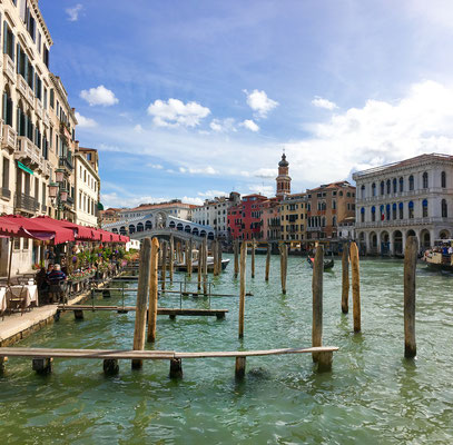 Canal Grande mit Blick auf die Rialto Brücke - Die Rialtobrücke in Venedig ist eines der bekanntesten Wahrzeichen der Stadt. 