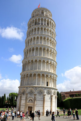 Der 56 m hohe Glockenturm aus weißem Marmor, der sich bereits bei seiner Fertigstellung im Jahr 1372 zur Seite neigte, steht neben der romanischen Kathedrale aus gestreiftem Marmor auf der Piazza dei Miracoli.