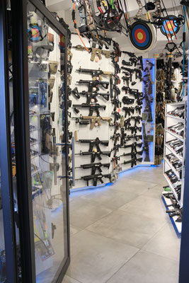  In zahlreichen Geschäften und Souvenirständen gibt es alle möglichen Waffen zu kaufen, Spielzeug, aber auch echte Pistolen, Messer und Schwerter. 