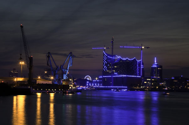 Blue Port Hamburg - ein Lichtkunst-Projekt, das den Hamburger Hafen in mystisches Licht hellt und alle zwei Jahre zu den Cruise Days stattfindet.