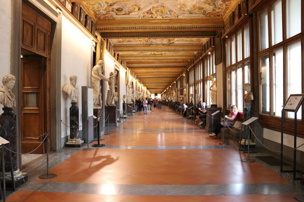 Die Galerie der Uffizien, im historischen Zentrum von Florenz.  Dank seiner wertvollen und beeindruckenden Gemälden und Statuen sind die Uffizien eines der bekanntesten und meist besuchten Museen der Welt. 