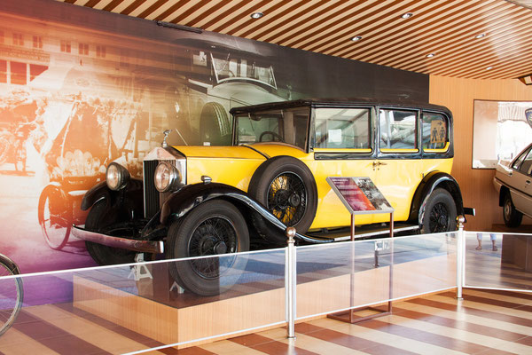 Im Außenbereich gibt es noch einige größere Ausstellungsstücke zu sehen, wie z.B. eine Dampflokomotive und das erste in Malaysia gebaute Auto (den Proton) 