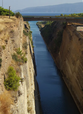 Kanal von Korinth - eine 6.346 Meter lange künstliche Wasserstraße, die das griechische Festland von der Halbinsel Peloponnes trennt und im Jahr 1893 eröffnet wurde.