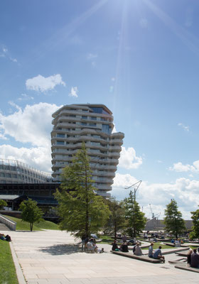 Marco Polo Tower in der Hafen City - Er bildet gemeinsam mit dem benachbarten Unilever-Haus ein auffälliges Gebäudeensemble an der Norderelbe.