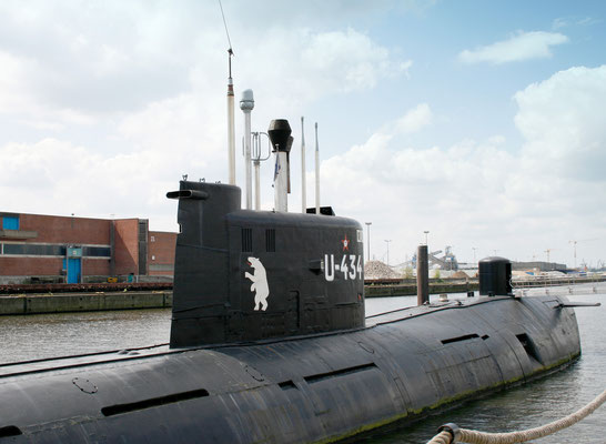 U 434 - diente einst der russischen Marine zur Spionage und liegt jetzt als Museumsschiff am St. Pauli Fischmarkt 