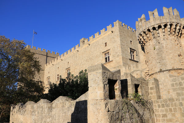 Die mittelalterliche Altstadt der Inselhauptstadt gehört seit 1988 zum Weltkulturerbe der UNESCO und teilt sich in das Kollachium, das türkische und das jüdische Viertel auf. Beherrscht wird sie vom Großmeisterpalast des Johanniterordens, der im 14. Jh. a