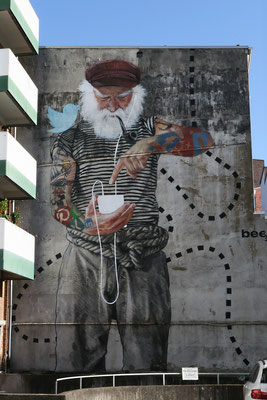 "Fischersnetz" - Seemann  mit Rauschebart, Pfeiffe und iPhone - Ein Motiv, das sich im Schanzenviertel wunderbar ins Stadtbild einbringt. Von der Berliner Graffiti-Crew "Innerfields"
