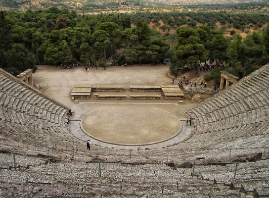  Das 14. 000 Zuschauer Platz bietende Theater von Epidauros ist eines der größten der Antike und das am besten erhaltene in ganz Griechenland.  Es beeindruckt auch heute noch seine Besucher mit einer brillanten Akustik