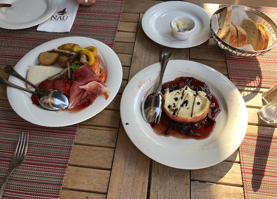 Portugiesenviertel - Im Sommer werden Tische und Bänke nach draußen gestellt, und das bunte Treiben auf den Straßen vermittelt mediterranes Urlaubsflair. Zu empfehlen vorweg der Tapas Vorspeisenteller und Frischer Ziegenkäse mit Honig im Restaurant "NAU".