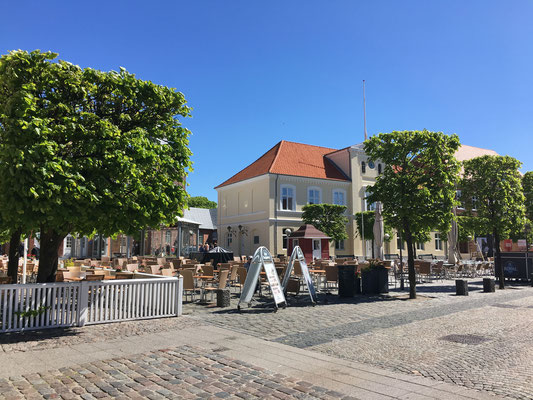 Marktplatz in Ringkøbing - Mittelpunkt der Stadt, ein rechteckiger gepflasterter Platz mit markanten Gebäuden