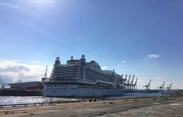Cruise Center Steinwerder - das modernste Abfertigungsterminal des Kreuzfahrtstandortes Hamburg. Nach der Inbetriebnahme am 09.Juni 2015 können dort 8.000 Passagiere pro Anlauf in zwei getrennten Terminalgebäuden abgefertigt werden.