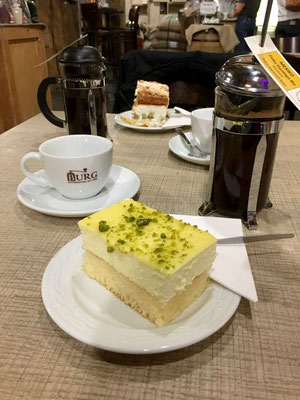 Im Café gibt es hausgemachte Kuchen und selbst gerösteten Kaffee im historischen Ambiente.