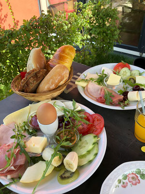  "Kaffeeliebe" in Wilhelmsburg - Gemütliches Cafe, super Frühstück mit frischen Zutaten, schöner Außenbereich direkt am Kanal.