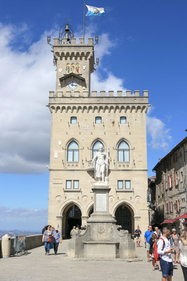Palazzo Pubblico -  der Regierungspalast von San Marino. Der neogotische Palast ist Rathaus, Regierungssitz und Parlament zugleich.