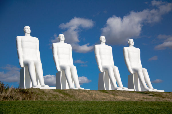 Der Mensch am Meer (dänisch Mennesket ved Havet) ist eine neun Meter hohe Skulpturengruppe aus weißem Beton        