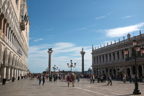Markusplatz (Piazza San Marco) ist der bedeutendste und bekannteste Platz in Venedig. Die zwei wichtigsten Gebäude am Platz sind der Dogenpalast und der Markusdom. Ein weiteres wichtiges Bauwerk ist der Markusturm, das Wahrzeichen von Venedig. 