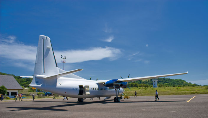Komodo - Airport auf der Insel Flores - ca. 1,5 Std. Flugzeit von Bali entfernt