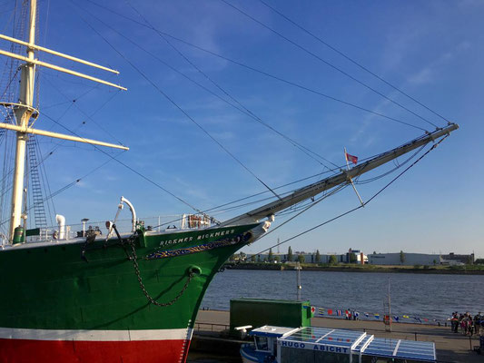 Die Rickmer Rickmers ist das schwimmende Wahrzeichen der Hansestadt Hamburg. Das dreimastige Museumsschiff liegt an den Landungsbrücken vor Anker.