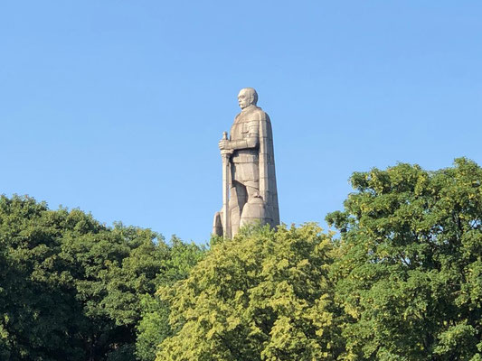 Das weltweit größte Standbild des ersten deutschen Reichskanzlers, Otto von Bismarck, befindet sich unweit des Hamburger Hafens im Alten Elbpark.