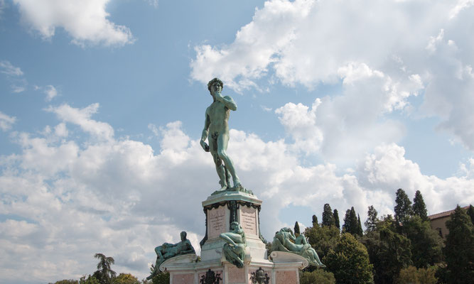 In der Mitte des Piazzale Michelangelo steht eine Bronzekopie des „David”, umgeben von vier Liegefiguren aus den Medici-Gräbern in der Neuen Sakristei von San Lorenzo. Es sind die Bronzekopien der vier „Tageszeiten”.