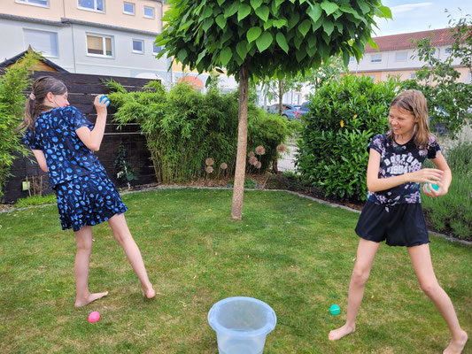 Wasserbombenschlacht im Garten