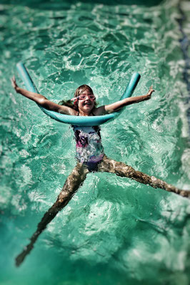 Lilly im Pool