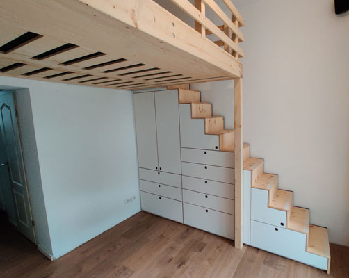 Treppenschrank zur Hochebene, weiße Front