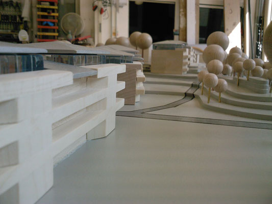 Modell mit Treppen, Gebäuden und Bäume stilisiert