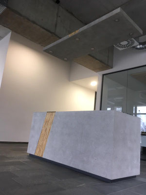Empfangstresen aus Sichtbeton und Reet 