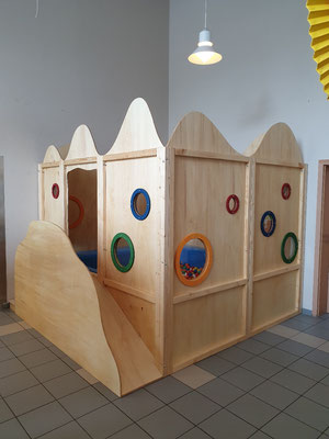 Bällebad für eine Kita mit Treppe und Rutsche 