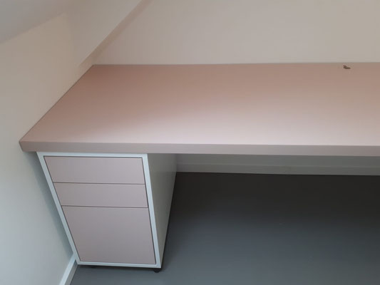 Homeoffice weiss matt und Linoleum rosa 