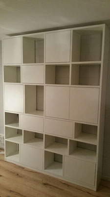 Bücherregal mit Schubladen und Türen. ..alles push to open 