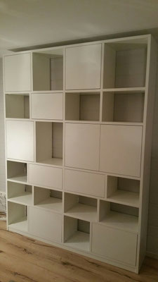 Bücherregal mit Schubladen und Türen. ..alles push to open 