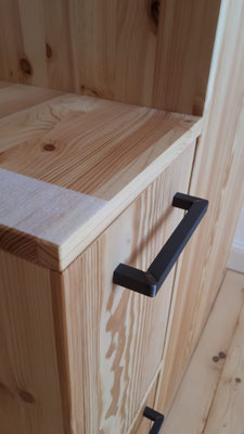Stahlgriff an Treppenschrank