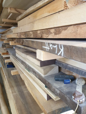 Holzlager mit horizontal gelagerten Brettern und Leisten