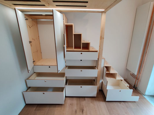 Stauraum Treppenschrank LED Beleuchtung, Weiße, geöffnete Front