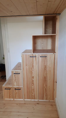 Hochebene Treppenschrank, Holzoberfläche, von der Seite