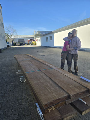 Sandra und Marie freuen sich über das schöne Holz 