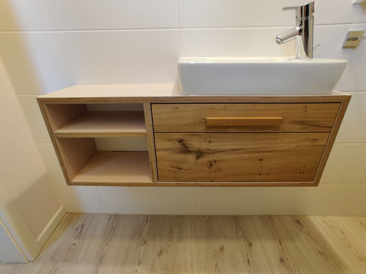 Waschtisch Gästebad, warmes Holz